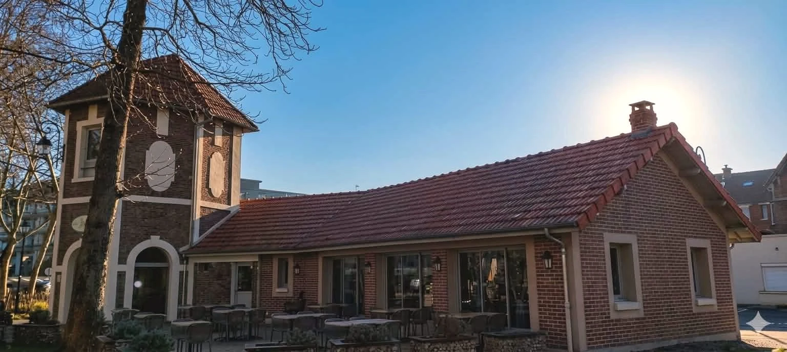 Photo du batiment exterieur, on y voit l'ancien pigeonnier qui accueil aujourd'hui le restaurant.